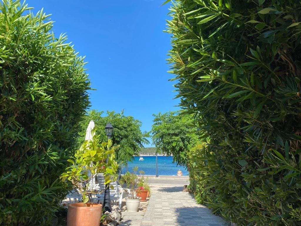 Apartments And Rooms Villa Luci Barbat na Rabu Exterior foto